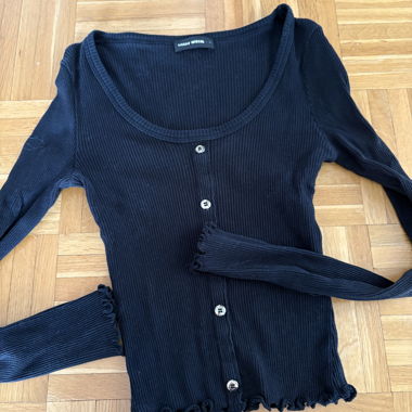 Top a costine nero con bottoni