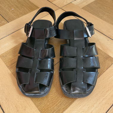 Schwarze Ledersandalen