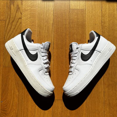 Nike Air Force 1 schwarz und weiss.