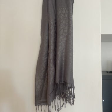 Grey scarf with fringes and leopard pattern