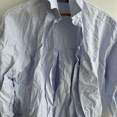 blusa bianco-blu a righe