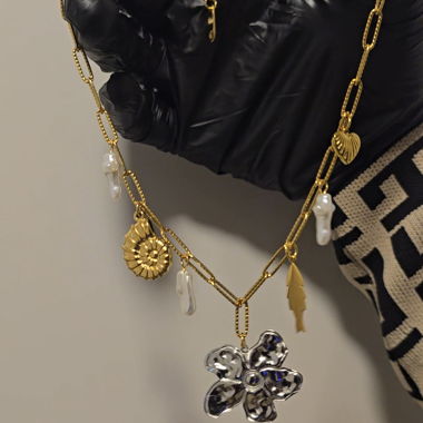 Collana con pendente fiori dorati