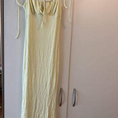 Yellow ribbed dress with lacing