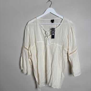 Blusa crema con allacciatura frontale