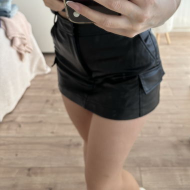 Jupe short en cuir Zara