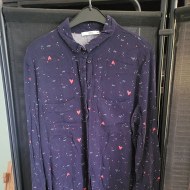 Dunkelblaue Bluse mit Herzen