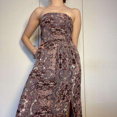 Ärmelloses Maxikleid mit seitlichem Schlitz
