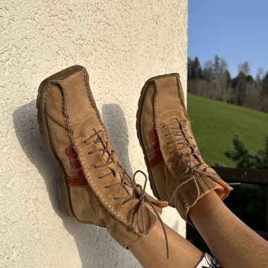 Braune Wildleder-Stiefeletten mit rotem Detail