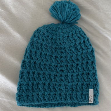 Bonnet en maille bleu avec pompon