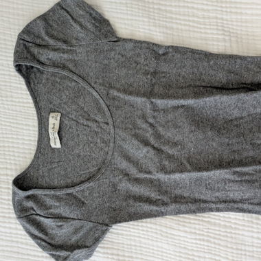 T-shirt grigio con scollo rotondo