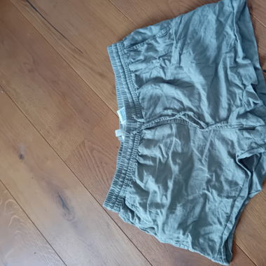 Kurze grüne Hose