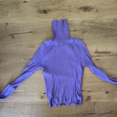 Lila Kragenpullover