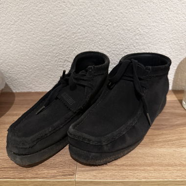 Schwarze Clarks Wallabee 