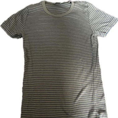 Enges gestreiftes T-Shirt