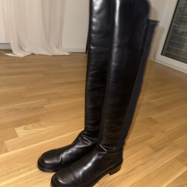 Lederschuhe bis zum Knie 