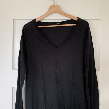 T-shirt nero a maniche lunghe con scollo a V