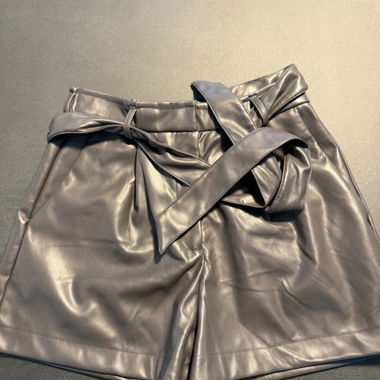 Shorts aus grauem Kunstleder