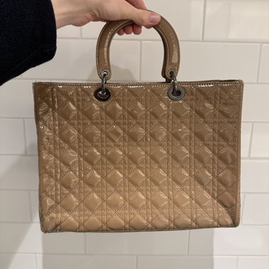 Dior-Style / Beige lacquered handbag