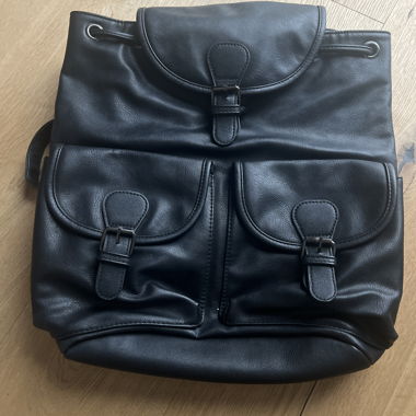 Schwarzer Kunstleder-Rucksack