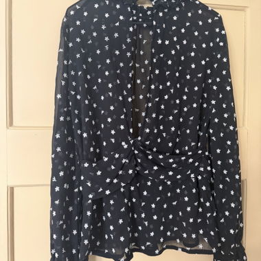 Blusa floreale con scollo posteriore