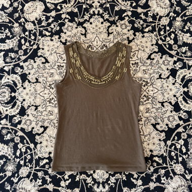Top smanicato decorato marrone