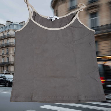 Débardeur gris discret