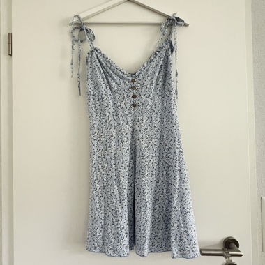 Blau gemustertes Sommerkleid