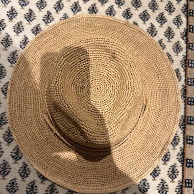 Cappello di paglia con cordoncino