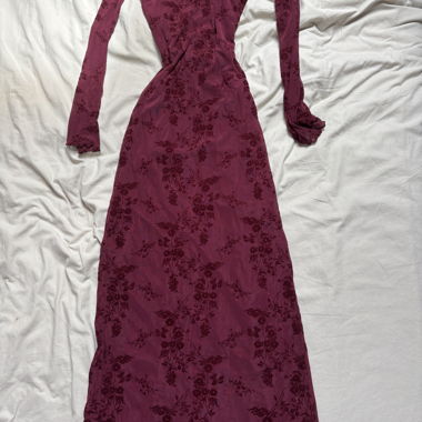 Robe bordeaux à motif floral