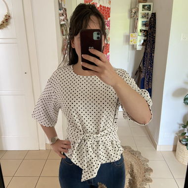 T-shirt blanc à pois noirs