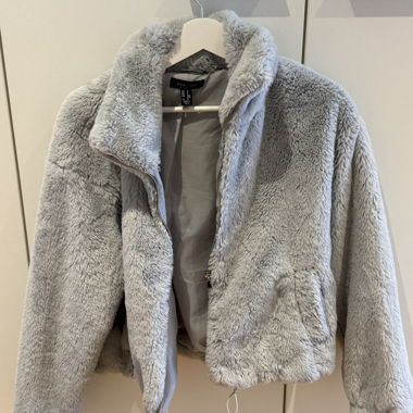 Giacca in eco-pelliccia New Look grigia S