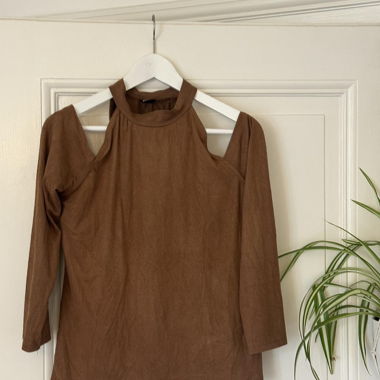 Top marrone con spalle scoperte