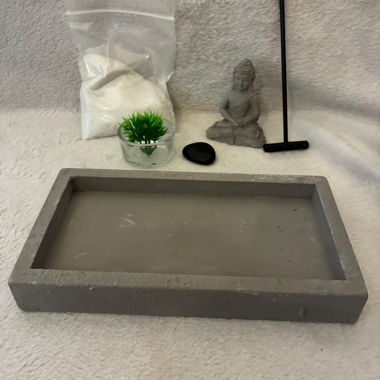Ciotola/piatto in cemento con decorazione