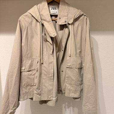 ZARA leichte Jacke mit Kapuze
