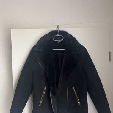 Schwarze Jacke mit weichem Fell auf der Innenseite
