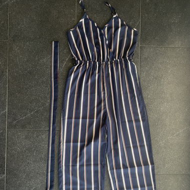 dunkelblauer gestreifter Jumpsuit, mit Bändel