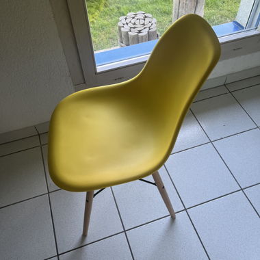 Gelber Design-Stuhl