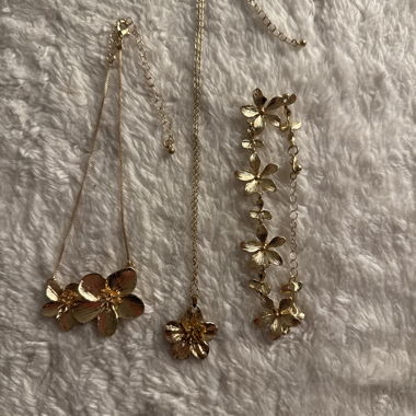 Set de bijoux dorés avec fleurs