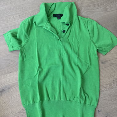 Grünes Poloshirt mit kurzen Ärmeln