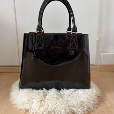 Sac noir laqué en cuir véritable