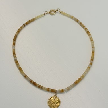 Halskette mit Naturstein und goldenem Anhänger