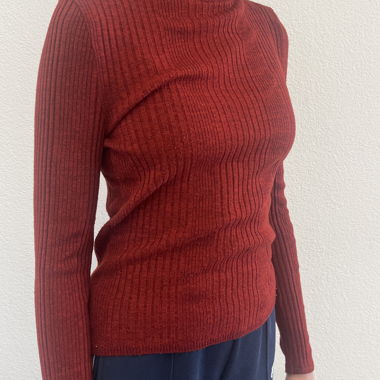 Maglione rosso a collo alto