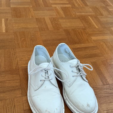WHITE LOW DR MARTENS