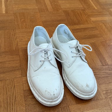 WHITE LOW DR MARTENS