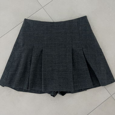 Jupe short  plissée Zara grise 
