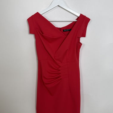 Rotes tailliertes Kleid