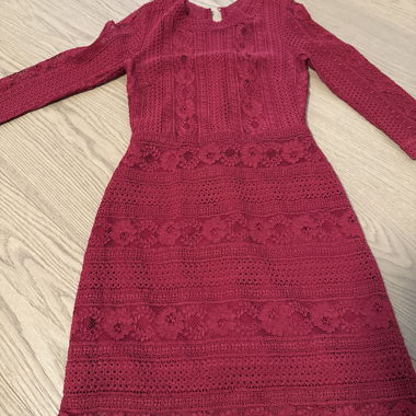 Robe en dentelle rouge