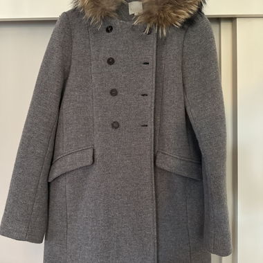 Grauer Mantel mit Fellkapuze