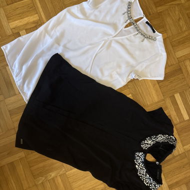 2 Blusen mit Schmuckkragen, Schwarz & Weiss