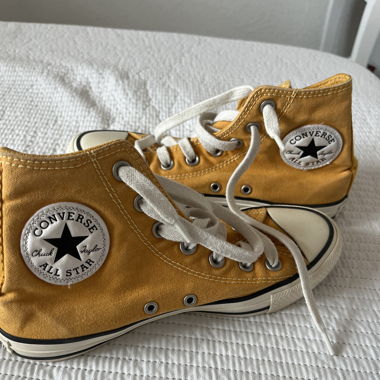 Converses gialle